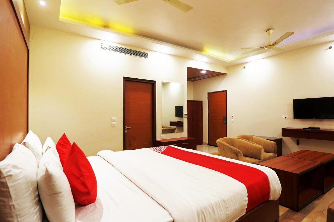 Capital O Green Palms Near Jhilmil Metro Station Otel Yeni Delhi Dış mekan fotoğraf